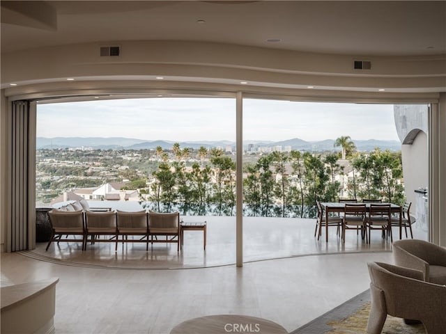 entryway featuring a mountain view