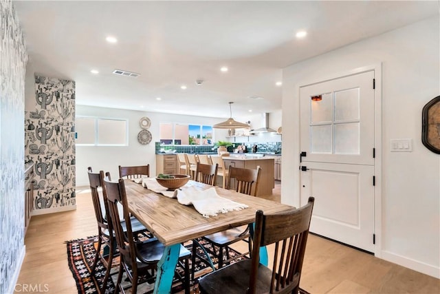 dining area with light wood finished floors, baseboards, visible vents, and recessed lighting