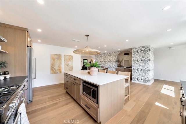 kitchen featuring light wood-style flooring, visible vents, stainless steel appliances, and recessed lighting