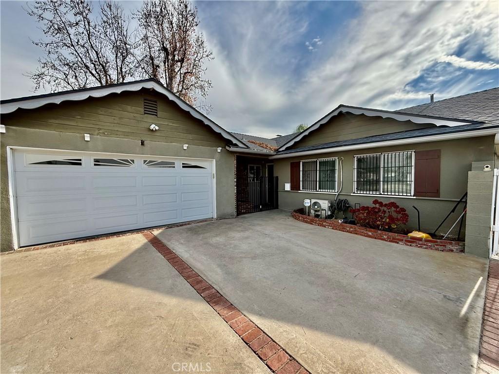 single story home featuring a garage