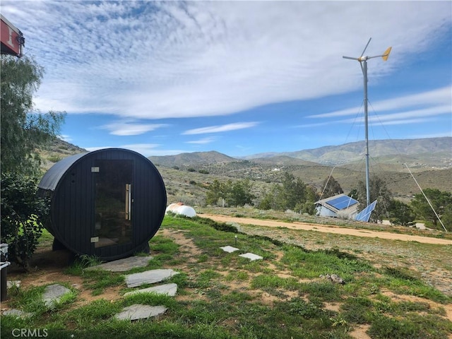 view of yard featuring a mountain view