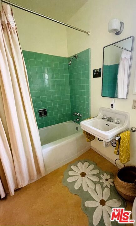 bathroom featuring shower / tub combo and sink