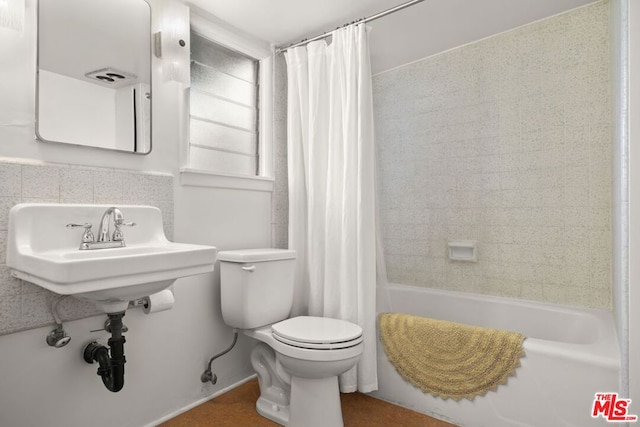 bathroom featuring toilet and shower / tub combo