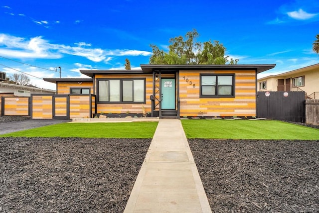 view of front of house featuring a front yard