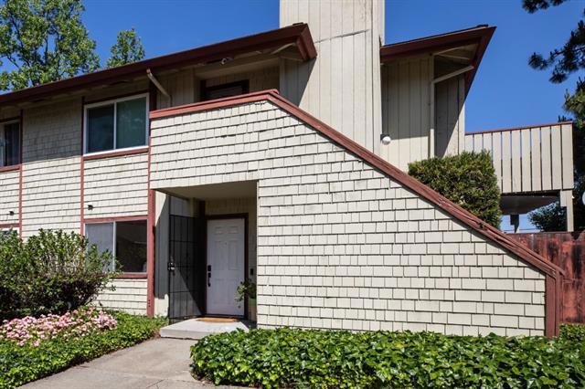 entrance to property featuring a balcony