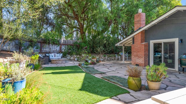 view of yard featuring an outdoor hangout area and a patio