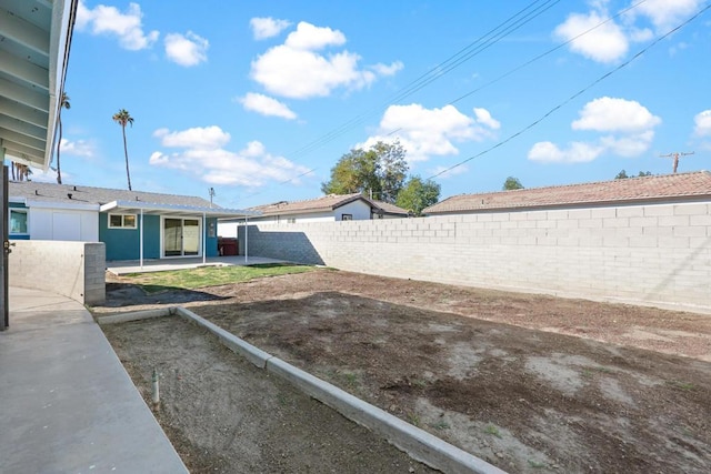 view of yard featuring a patio area