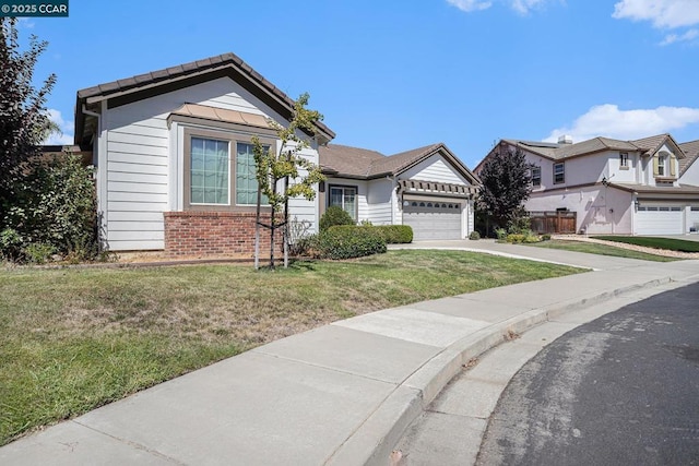 view of front of property featuring a front lawn