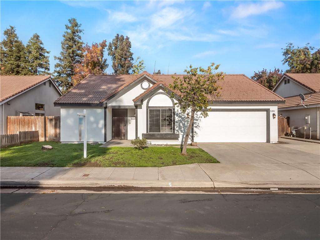 view of front of house with a front lawn and a garage