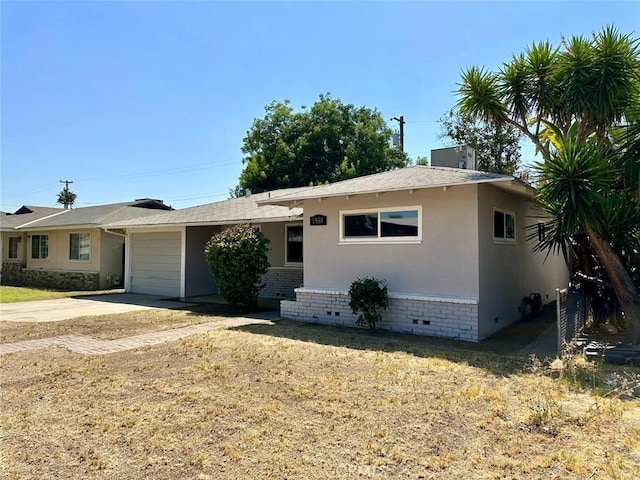 view of front facade with a garage and a front yard