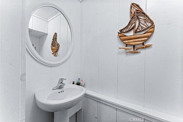 347 Emerald Dr, Lake Arrowhead, CA 92352 - bathroom featuring a decorative wall and a sink