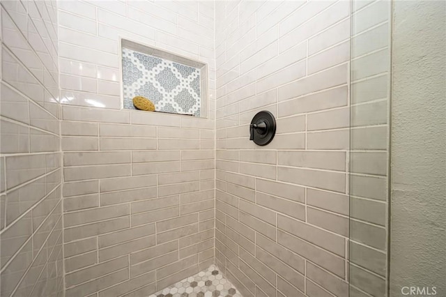 bathroom featuring tiled shower