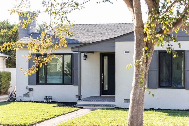 view of front facade featuring a front yard