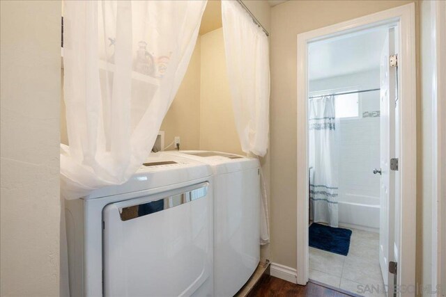 laundry room featuring washer and clothes dryer