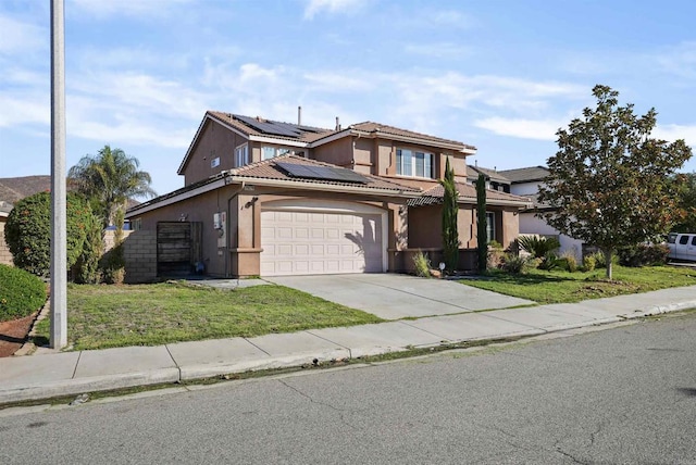 view of front of property featuring a front lawn and solar panels