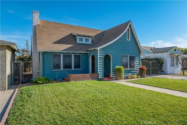 view of front of property with a front yard