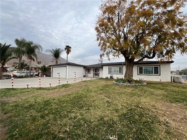 view of front of house featuring a front yard and a garage