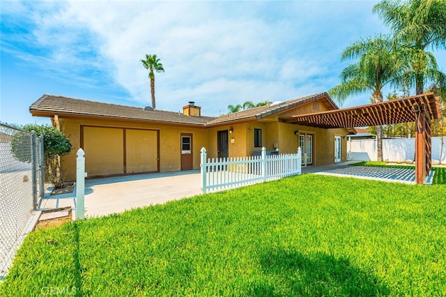 ranch-style home featuring a front lawn and a carport