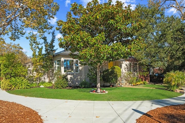 view of front facade featuring a front yard