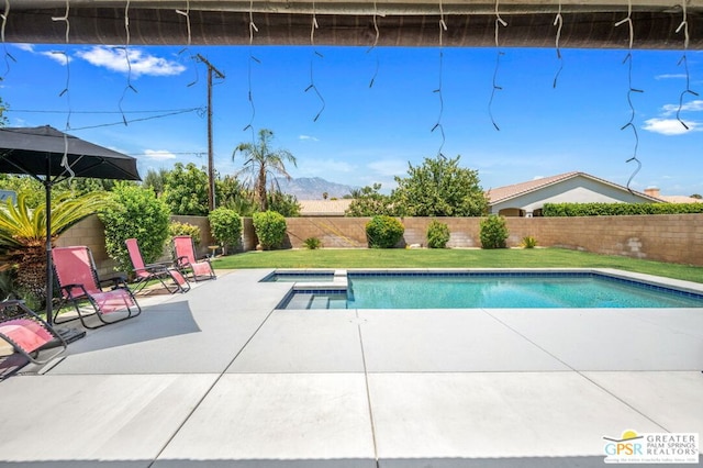 view of pool featuring a mountain view and a yard