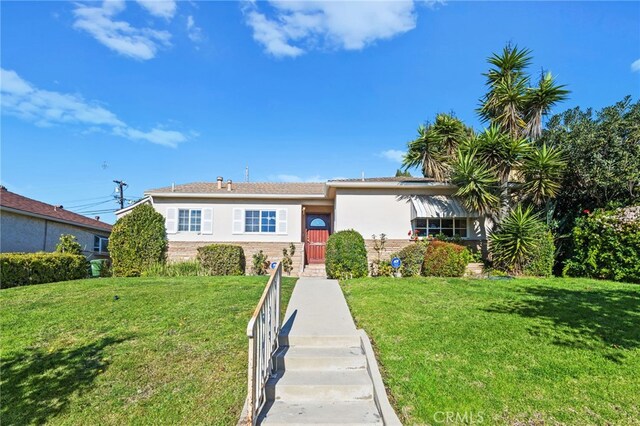 view of front of house featuring a front yard