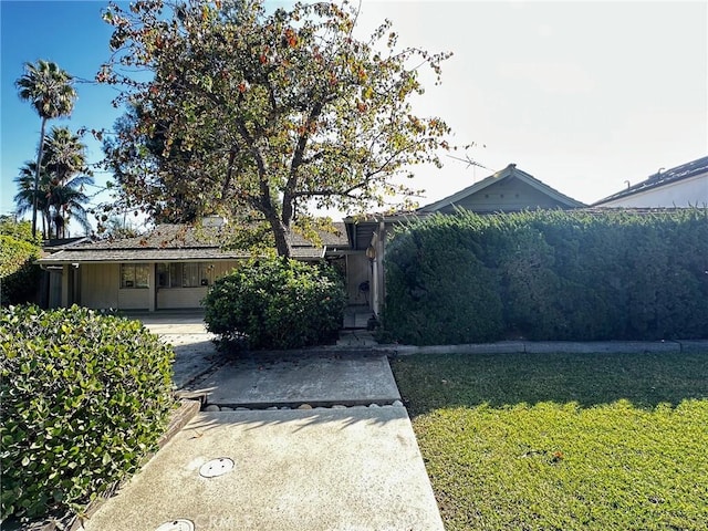 view of front of home featuring a front lawn