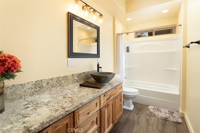 bathroom featuring shower / tub combo with curtain, recessed lighting, toilet, vanity, and wood finished floors