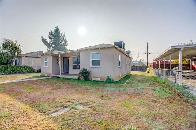 view of front of house featuring a front lawn and a carport