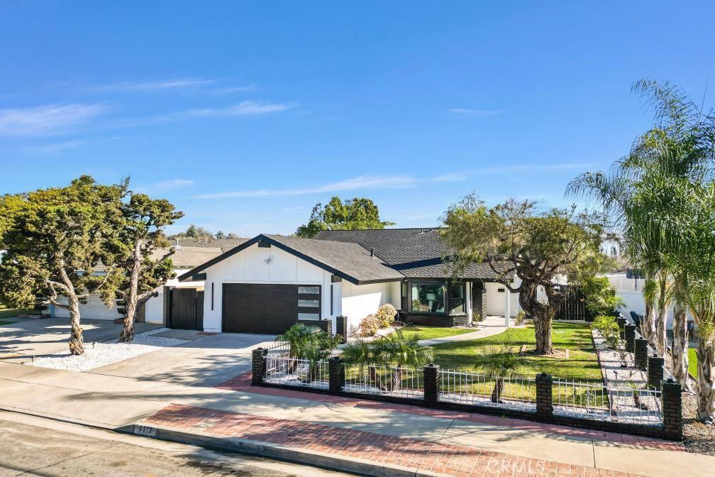 view of front of property featuring a front yard and a garage