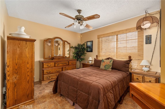 bedroom featuring ceiling fan and a textured ceiling