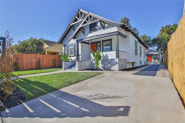 view of front facade with a front yard