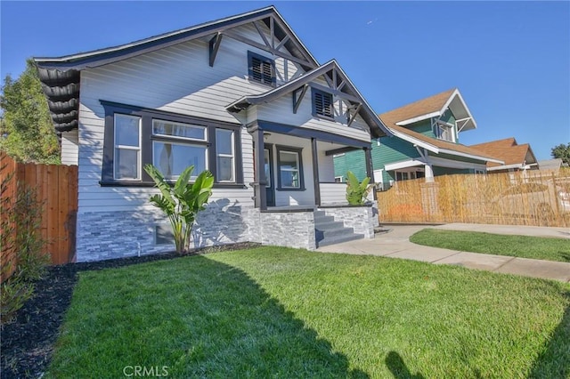 view of front facade featuring covered porch and a front yard