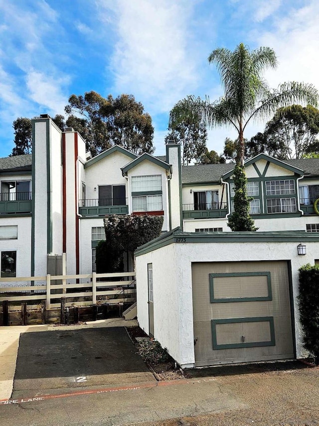 view of front of property featuring a balcony