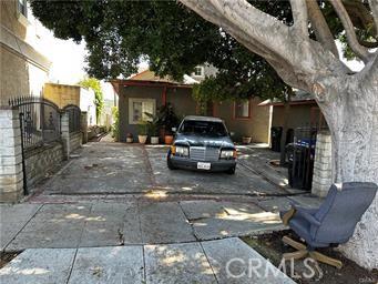 view of front of home featuring a gate