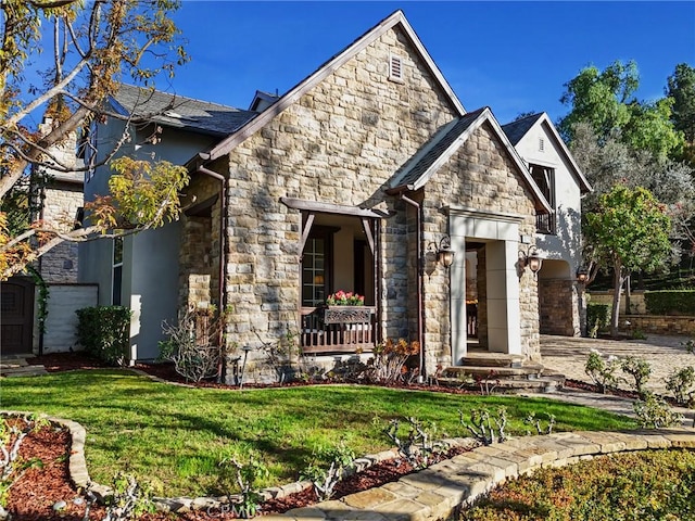 view of front facade with a front yard