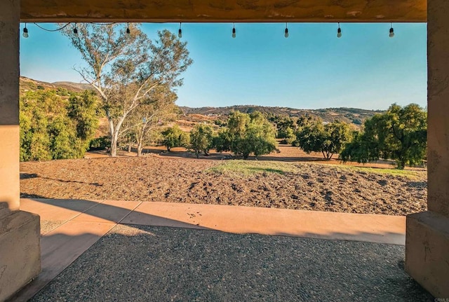 view of yard featuring a mountain view