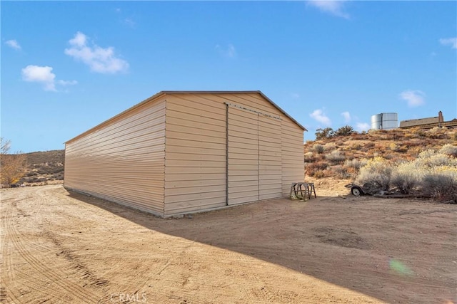 view of outdoor structure featuring an outbuilding