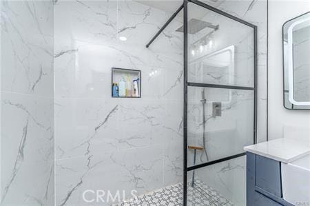 bathroom featuring a tile shower