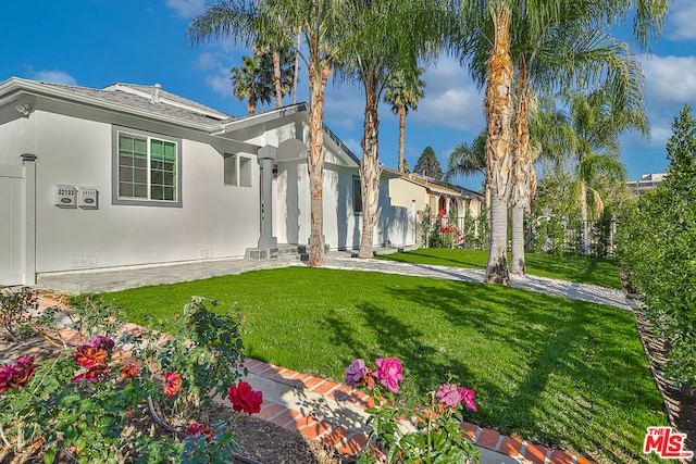 view of front facade featuring a front lawn