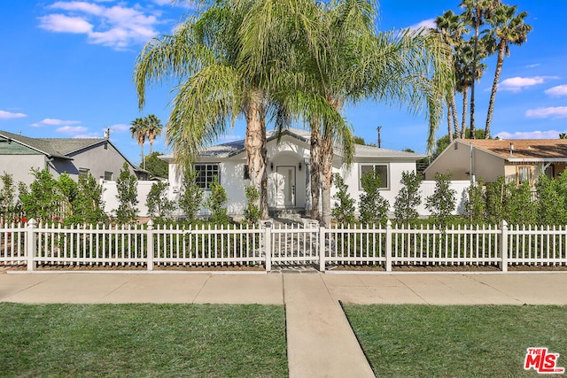 view of front facade featuring a front lawn