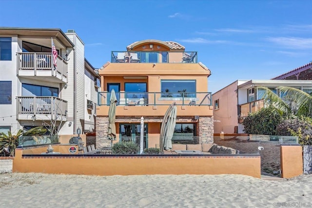 view of front of property featuring a balcony