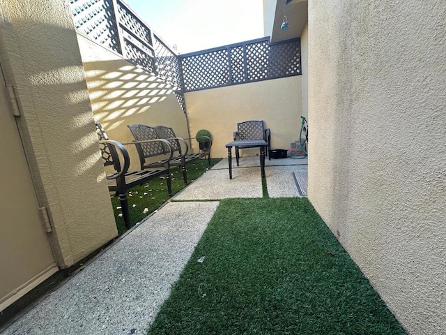 view of yard with a patio area