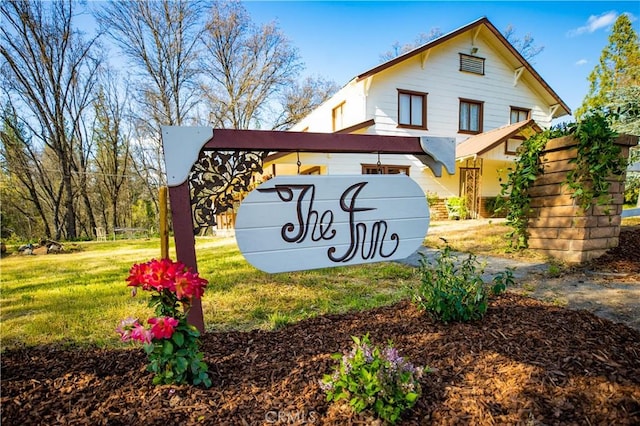 community sign with a yard