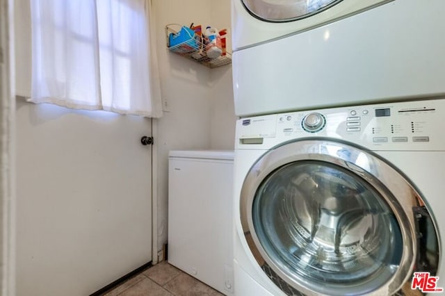 clothes washing area featuring washer / dryer and light tile patterned floors