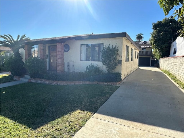 view of front of property with a front yard