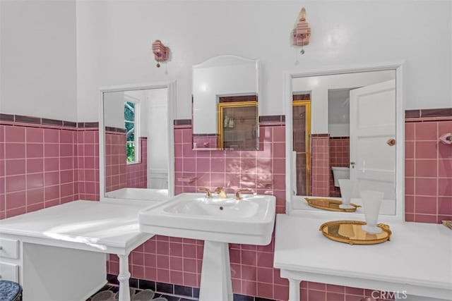 bathroom featuring tile walls