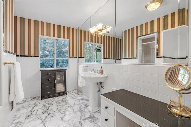 bathroom featuring an inviting chandelier