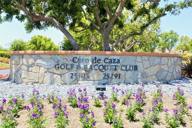 view of community / neighborhood sign