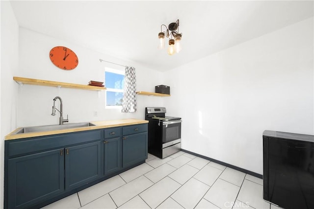 kitchen with stainless steel electric stove, sink, blue cabinetry, and a chandelier