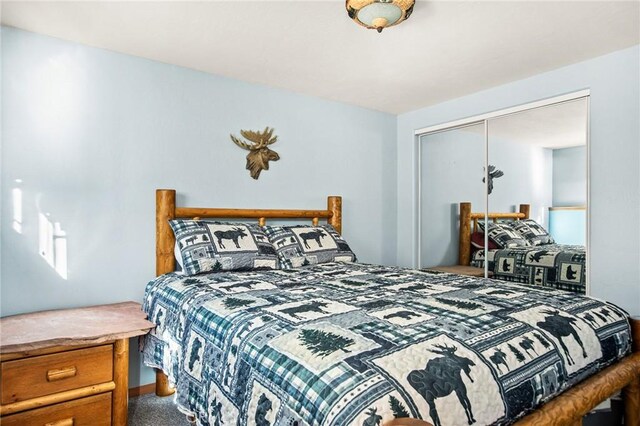 bedroom with carpet flooring and a closet